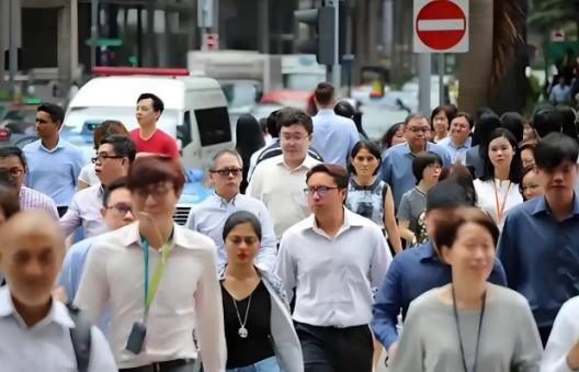 新加坡华人是典型逆向种族歧视的！
走在新加坡街头，地铁广播依次响起四种官方语言，