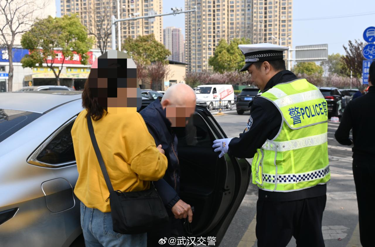 【清明祭扫踏青高峰来袭 武汉蔡甸交警用坚守绘就平安底色】武汉交警微视角 
（通讯