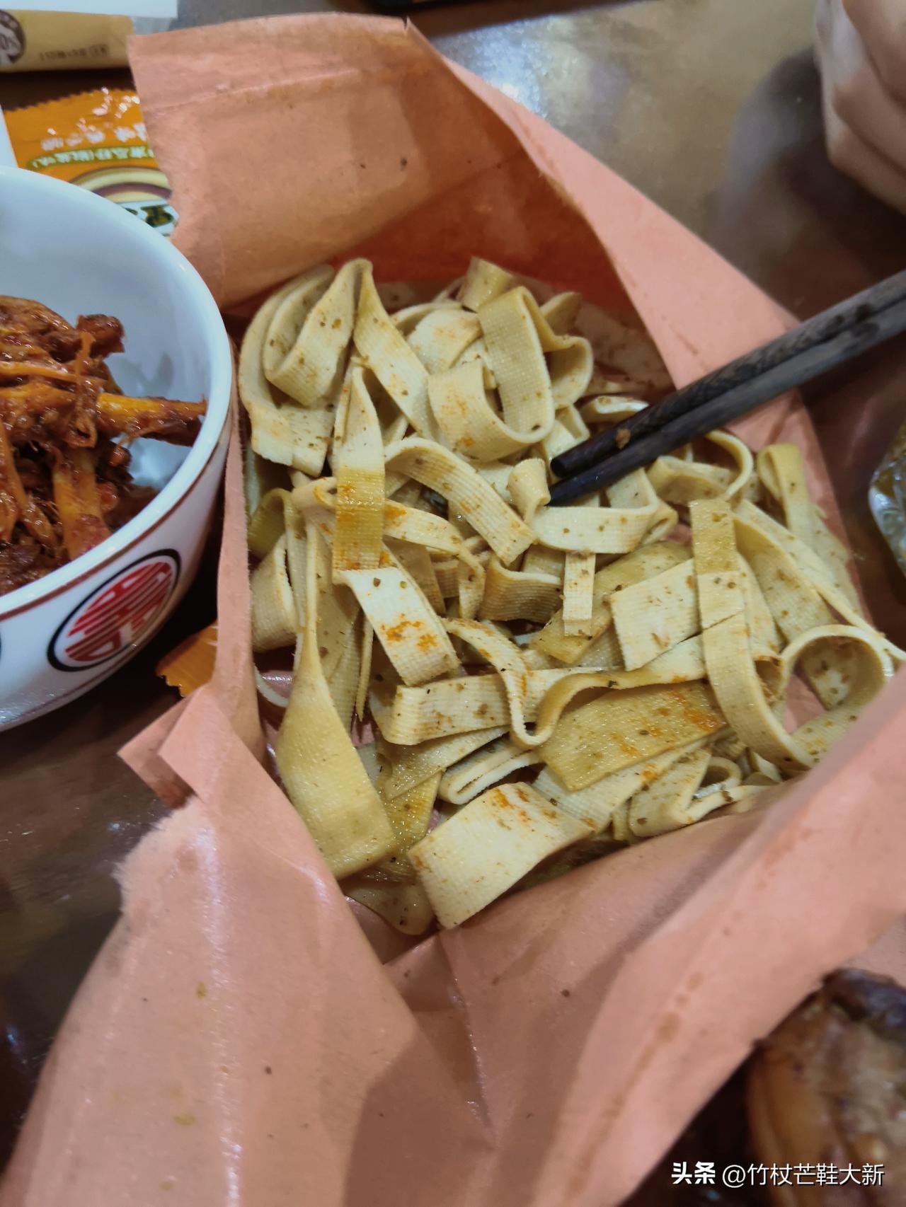 她让我下班捎个鸡架，就知道她晚上不去跳舞了，要喝一杯。
我要了一个鸡架，又来了一