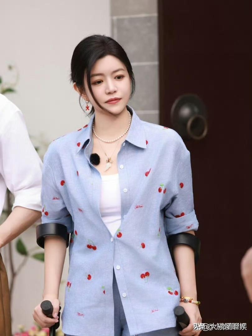 陈妍希完全没有妈妈的成熟厚重感，蓝色刺绣衬衫搭配短裤，时髦清爽超减龄。 ​​​蓝