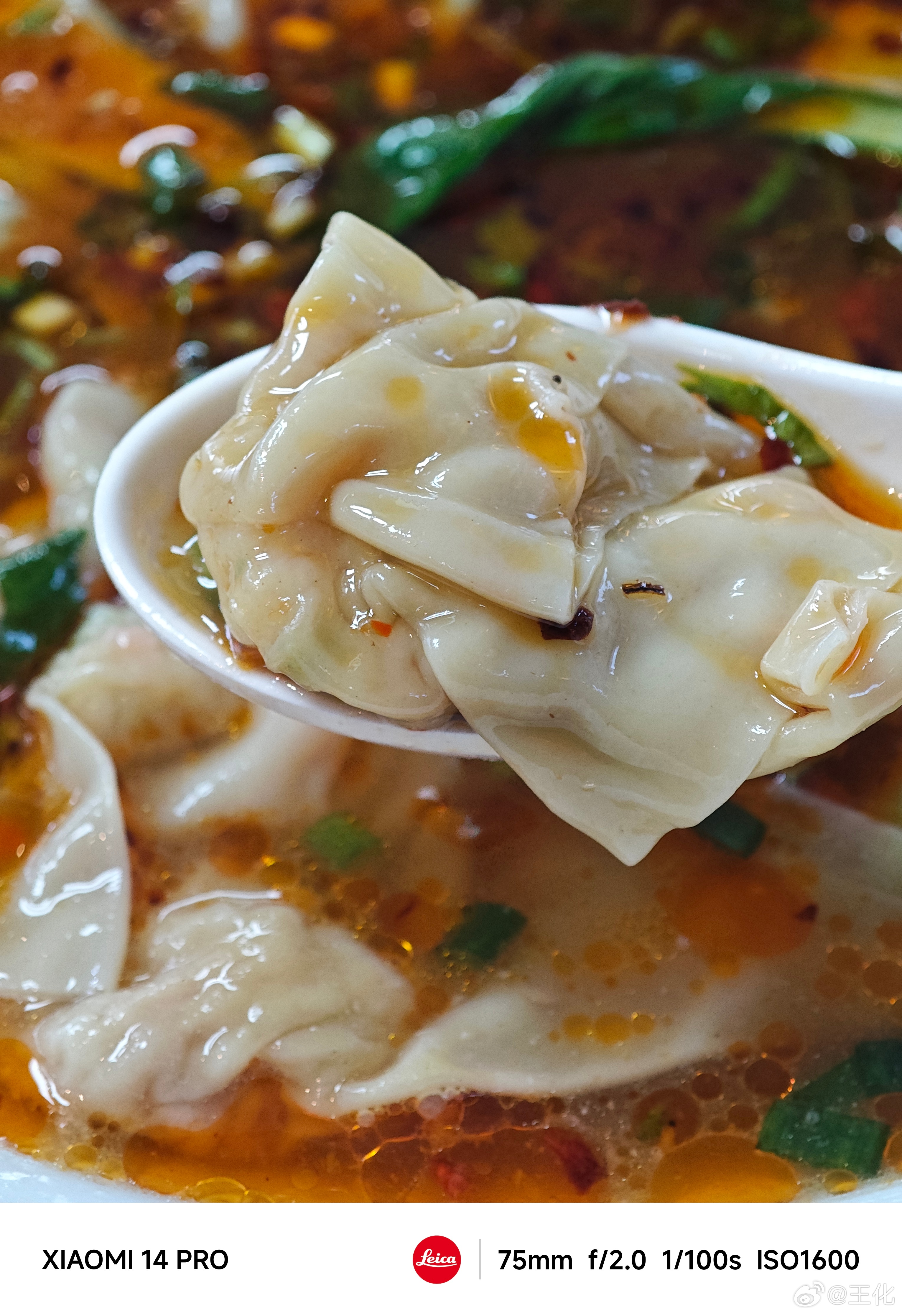 今天#冬至# 食堂里面饺子摊位排起了长龙，实在不行我选了馄饨，有面、有馅、有醋，