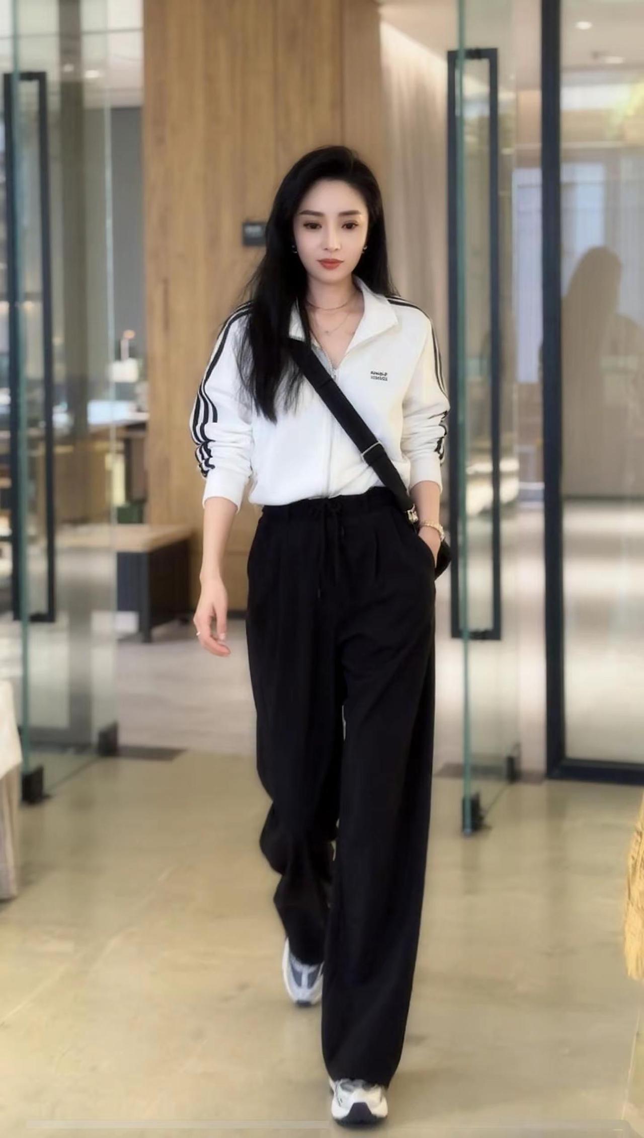 生活最好的样子，不是被别人认可和喜欢，而是懂得自我欣赏。不必讨好别人，也不用迷失