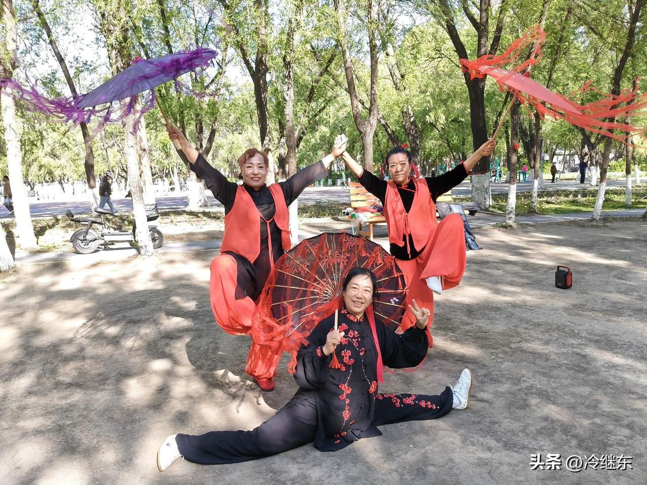 伞之韵
翠袖‌迎‌风影惊鸿，
漫展娇姿竞芳容。
炎阳‌却引‌清凉韵，
请续句……