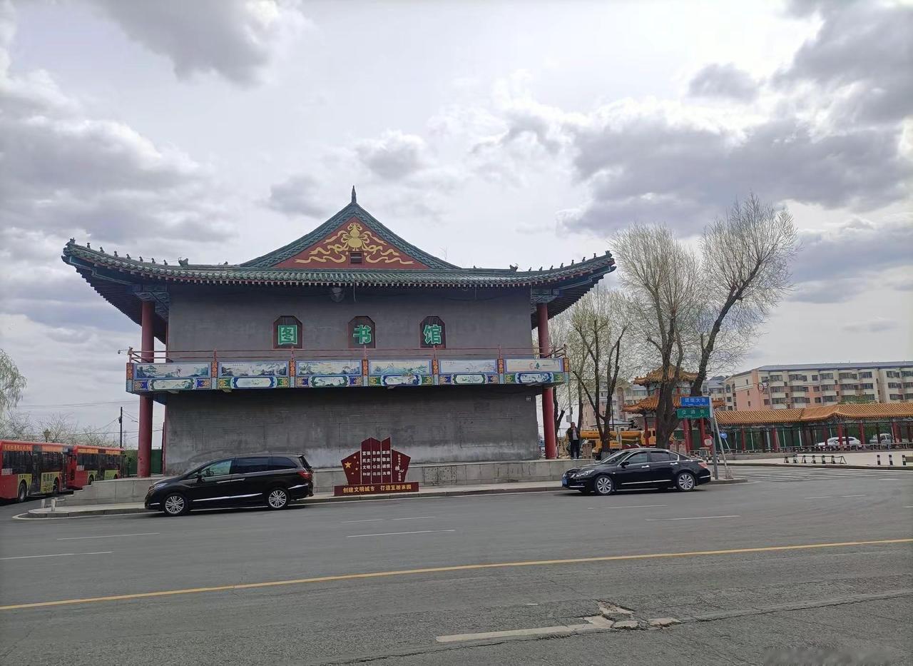 小城的变迁——五一放假期间，去西南寓看看，有七八台铲车、推土机在平整拆迁后的场地