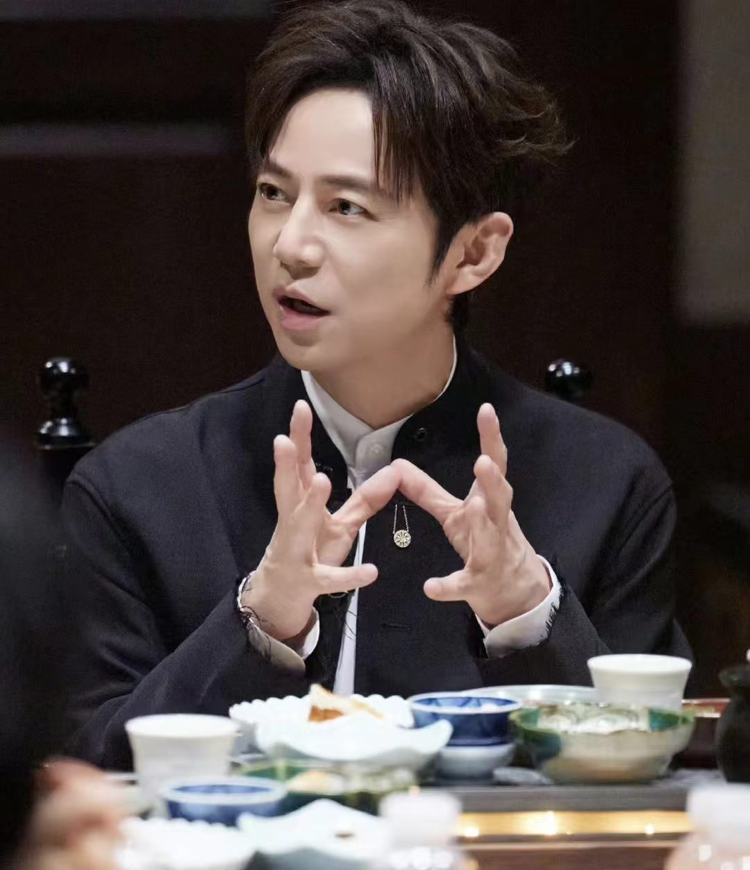 何炅50岁就开始随心所欲了何炅想说什么就说什么舞蹈新风暴 何老师50岁后像魔丸化