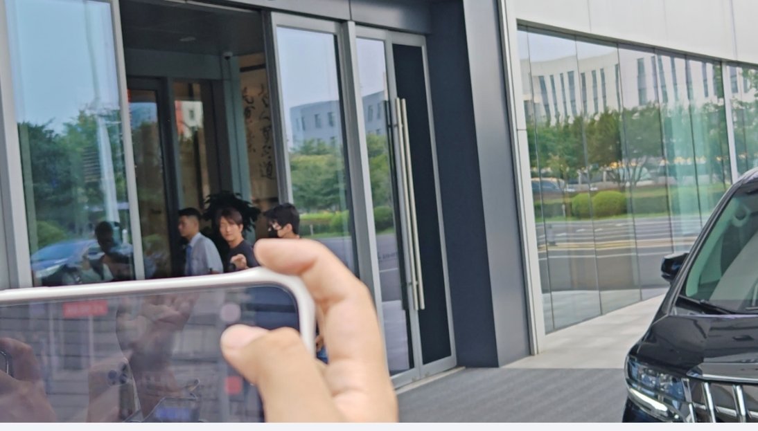 好惨 正好被挡住了 