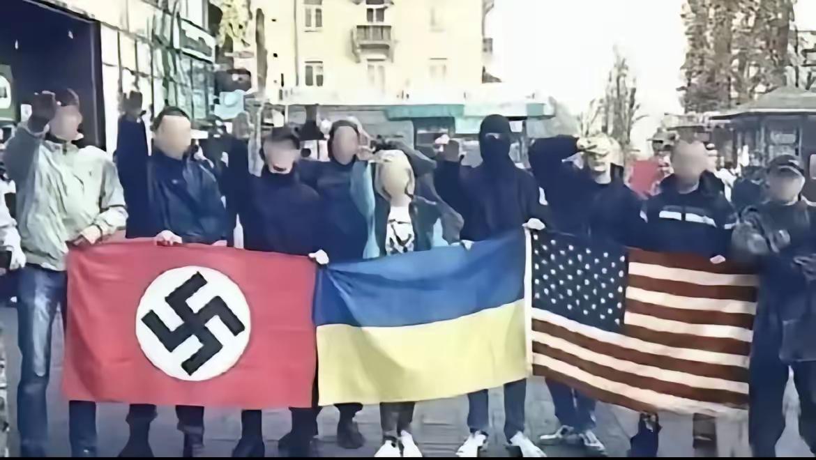 看看乌克兰当年颜色革命时那照片，把乌克兰国旗、美国国旗和纳粹旗帜放一块儿，真的是