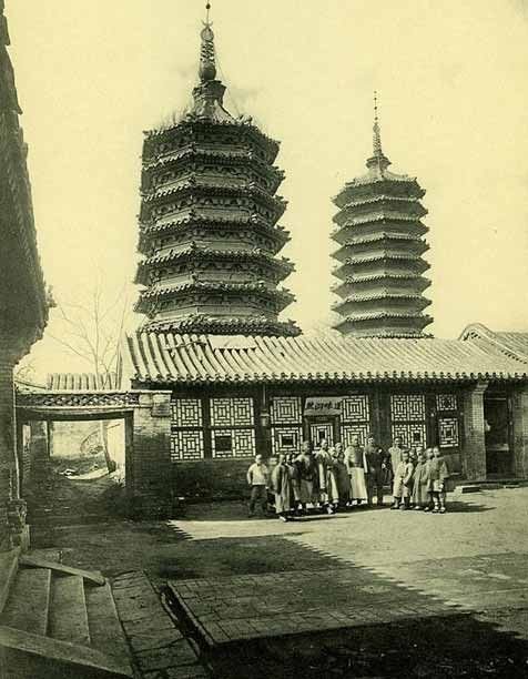 北京西长安街电报大楼西面的大兴隆寺最早称为“大庆寿寺”，大庆寿寺在元代是一座汉藏