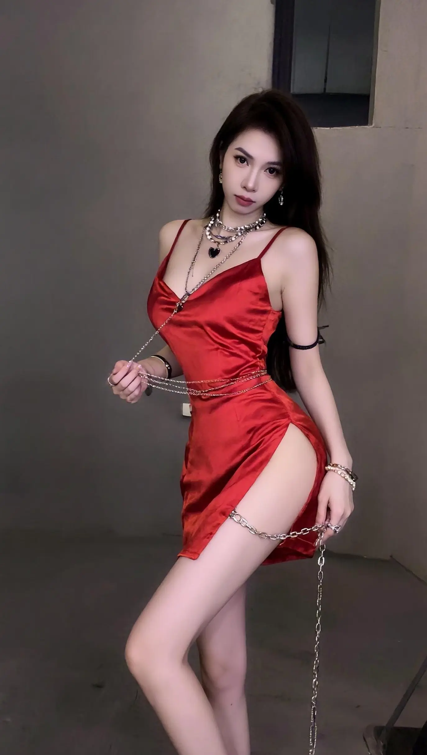 辣妹穿搭 红色连衣裙 红裙 简约又性感的辣妹穿搭教程 辣妹穿搭分享