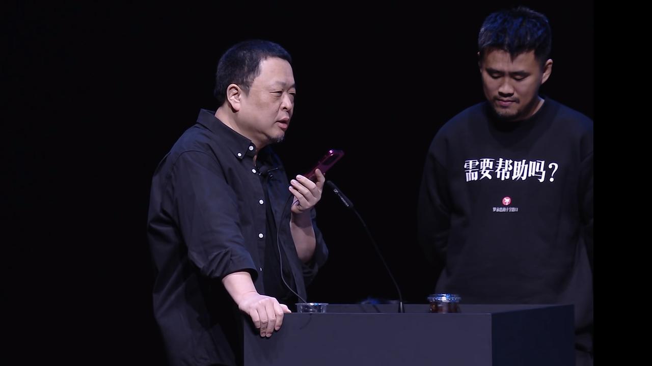 罗永浩手持OPPO手机，吐槽遥遥领先，真的合适吗？！

作为曾经手机行业的一股清