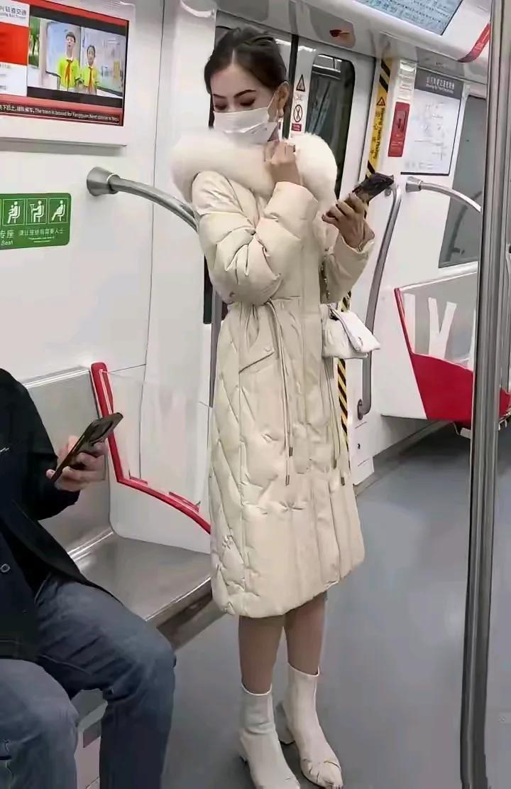 在一趟地铁车厢里，一个年轻的男子进站后，在车厢里面逛了一下，很多都没有找到座位来