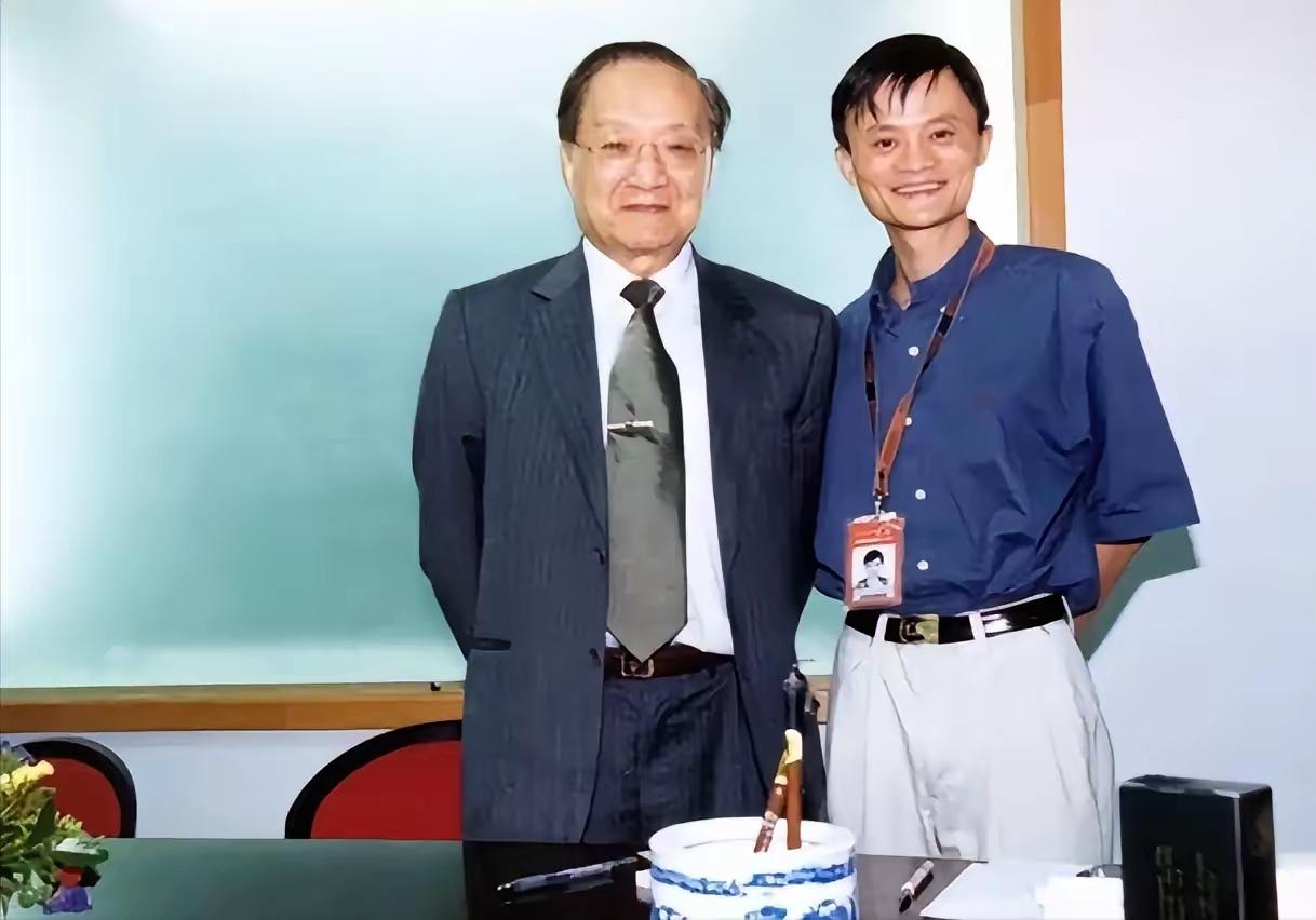 2000年，马云第一次见到金庸，特别兴奋，想让金庸给他签个名，金庸却连连摆手：“