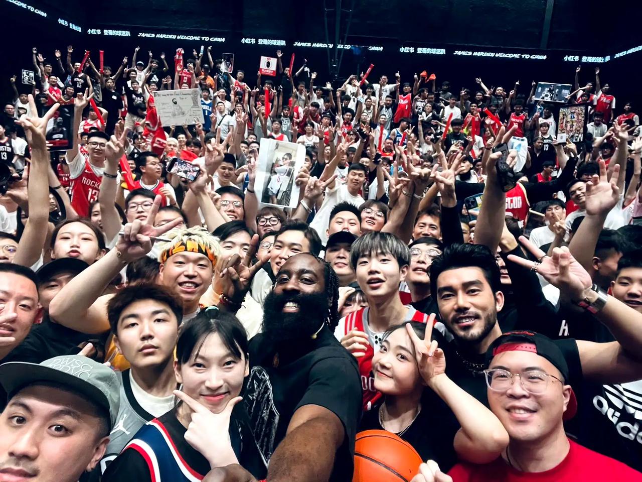 哈登在中国公开炮轰莫雷，并要求离开76人，NBA记者对此感到震惊！

NBA球星