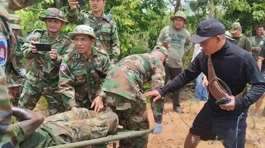突发！泰柬边境突然开火，5名士兵被地雷炸伤，两国互逐大使！
 
“你先开枪？不，