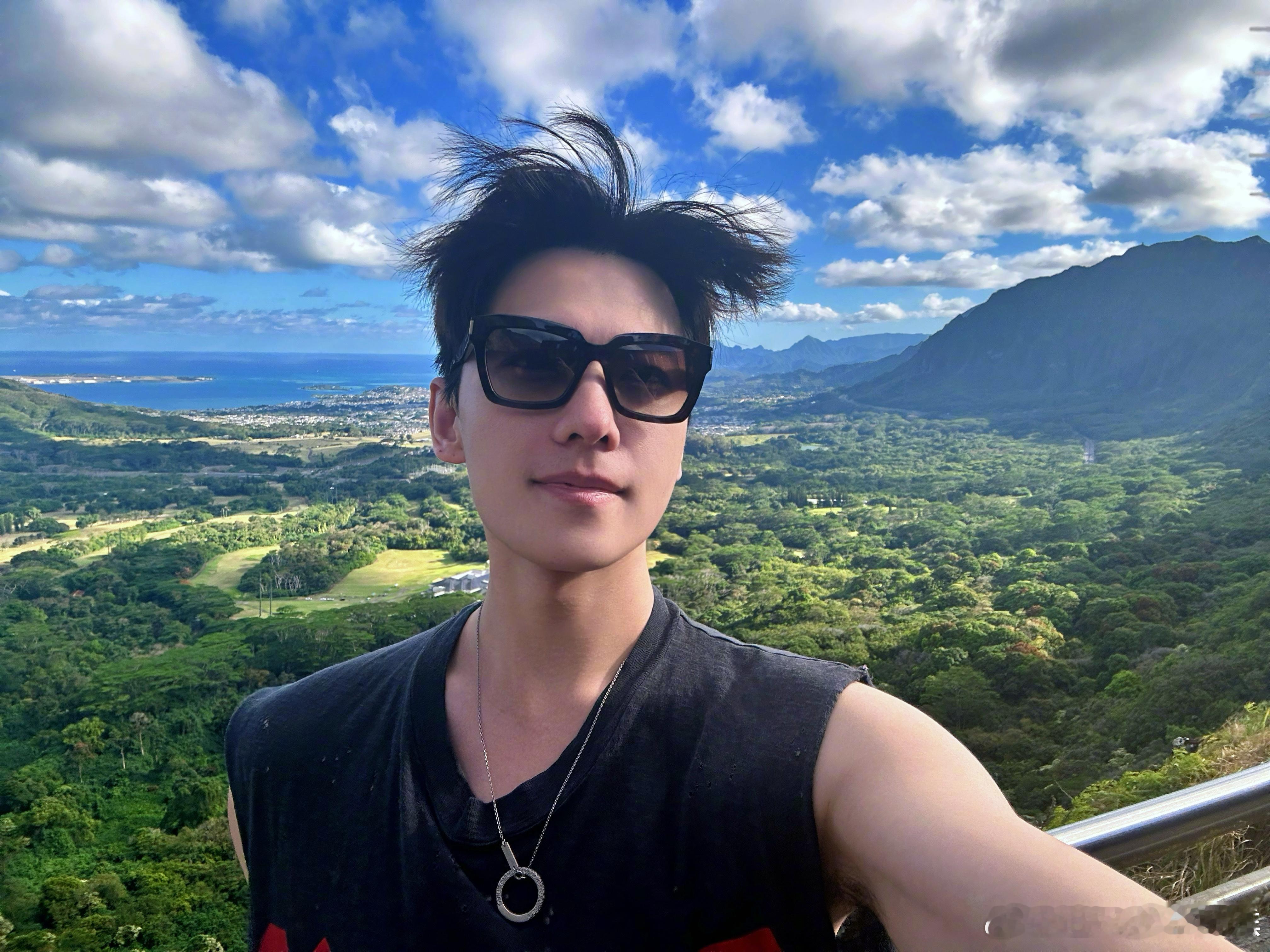 刚刷到偶遇图狠狠心动， 不用刻意找，人群中最亮眼的就是他，帅得太直观～ 