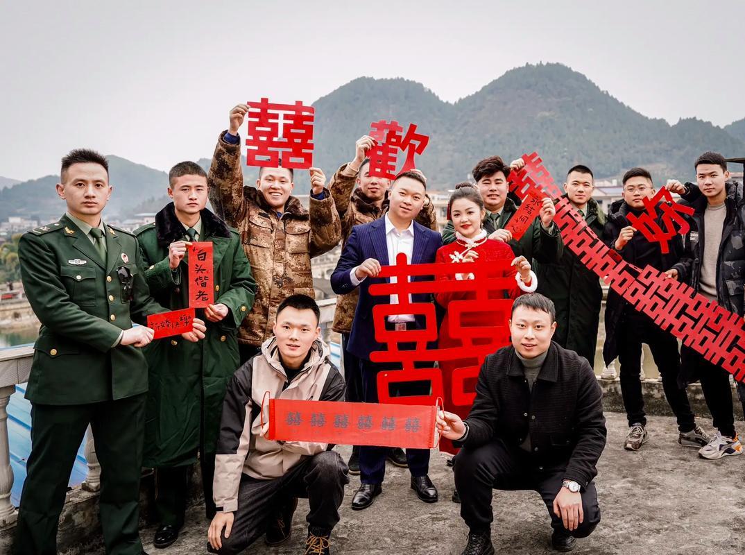 军婚邂逅，爱与忠诚的交响

两对新人婚车意外相逢，新郎皆身着戎装。他们目光交汇，