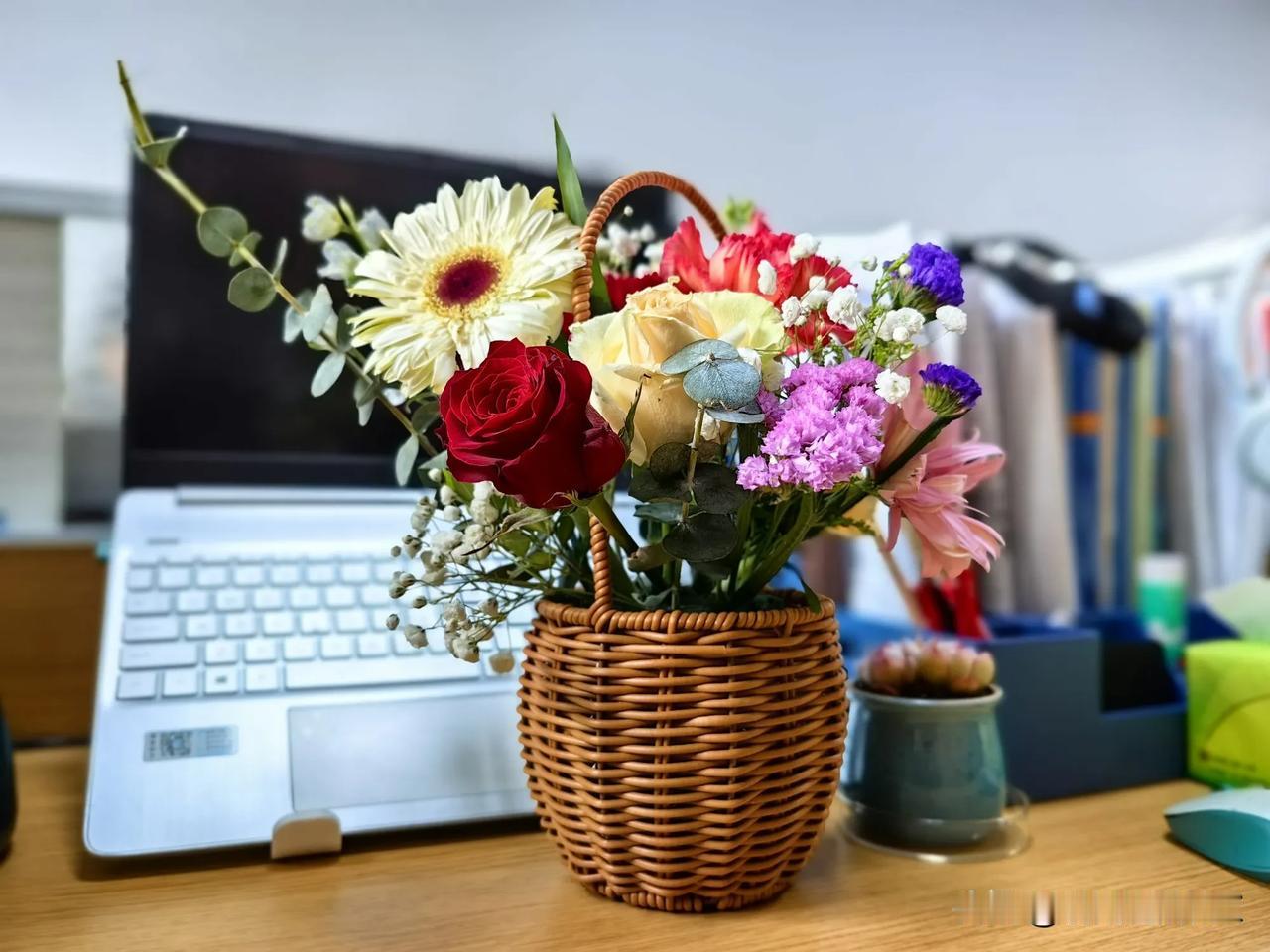 为了庆祝女神节
学校给女老师
准备了一场治愈人心的插花活动
大家都随意发挥
但一