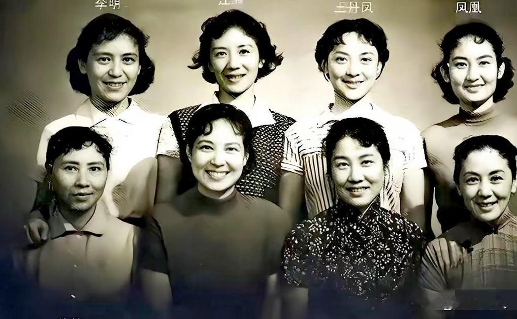 能认出3个以上的，怕是都奔五奔六了吧！

上海电影制片厂这张老牌合影，简直是神仙