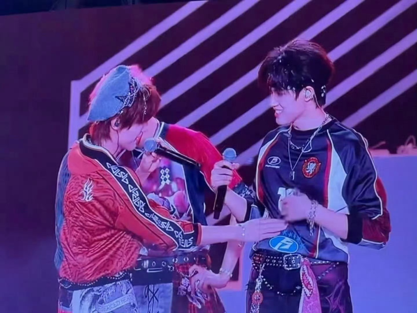 张泽禹也摸了张极腹肌啊啊啊还说“那我就摸一下腹肌吧 我昨天没摸”这语气是怎么回事