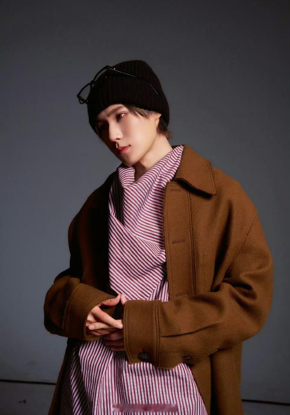 张真源这身造型驾驭的可真好，果然时尚的完成度靠脸