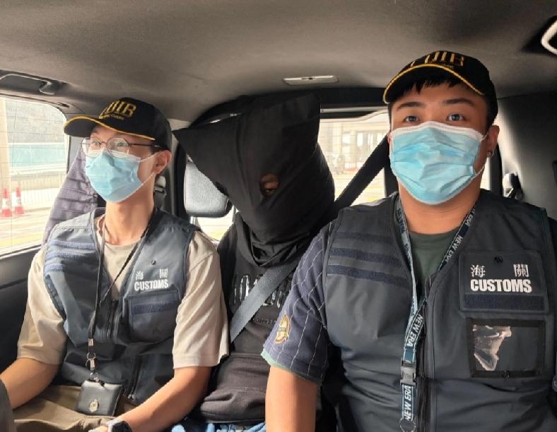 香港海关昨日（19日）在机场破获两宗贩运危险药品案，共检获约23公斤怀疑氯胺酮，