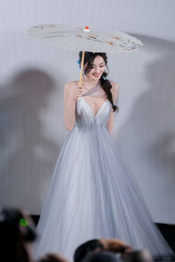 今天古力娜扎在宣传新剧的时候穿了一件白色的纱裙，看上去像个靓丽的美少女，气质超好