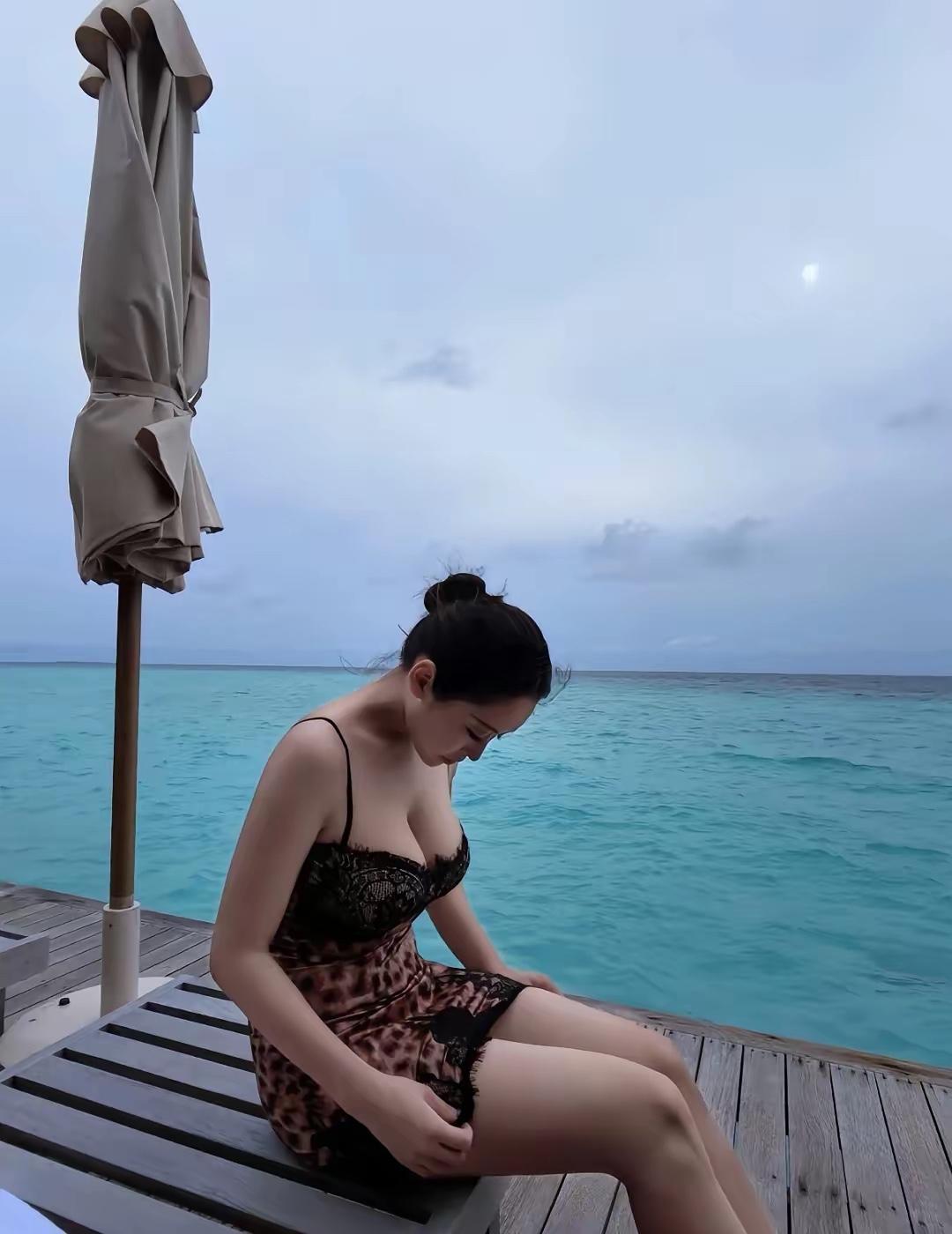 看看你们相册里最近的一张照片阴天的海边也很有独特的画面感！这一刻很美好