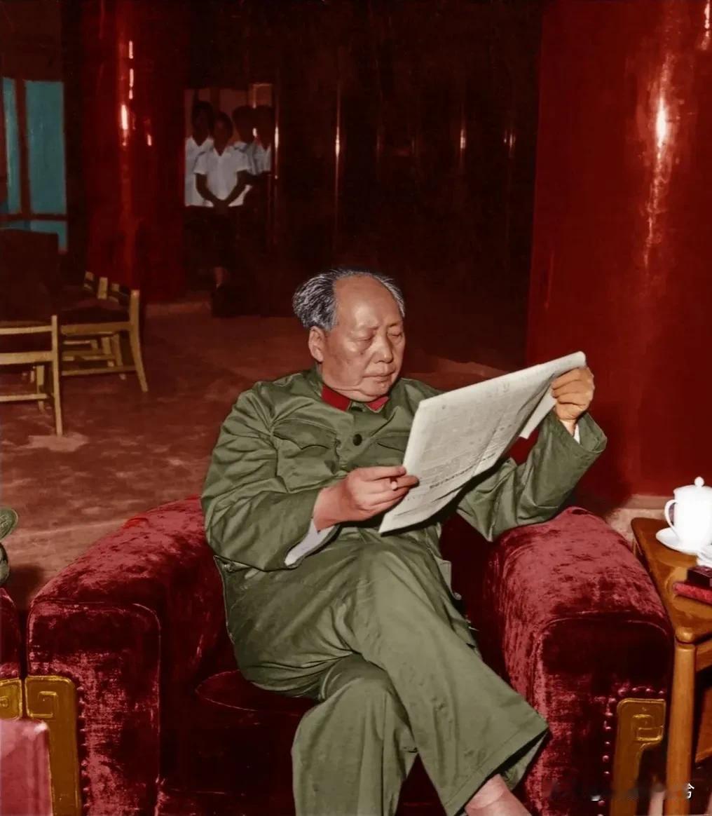 毛主席一张罕见留影，照片中的毛主席浑身上下，散发着一种强大的气场，脸上的表情不怒