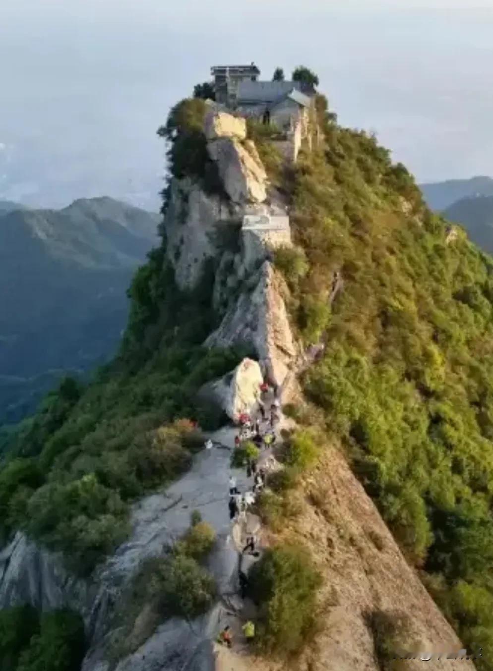 青年作家卜文哲爬山不幸坠亡

近日，我国青年作家卜文哲在嘉午台爬山时不幸坠亡，年