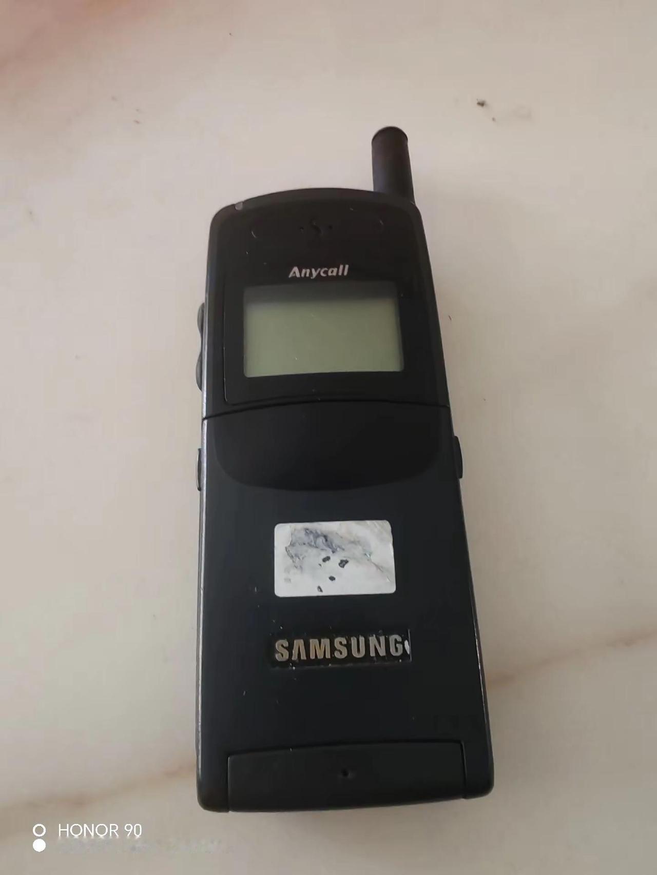 这是我花2080元买的第一部手机！1998年春节，妻子到部队探亲，她陪着我在呼和