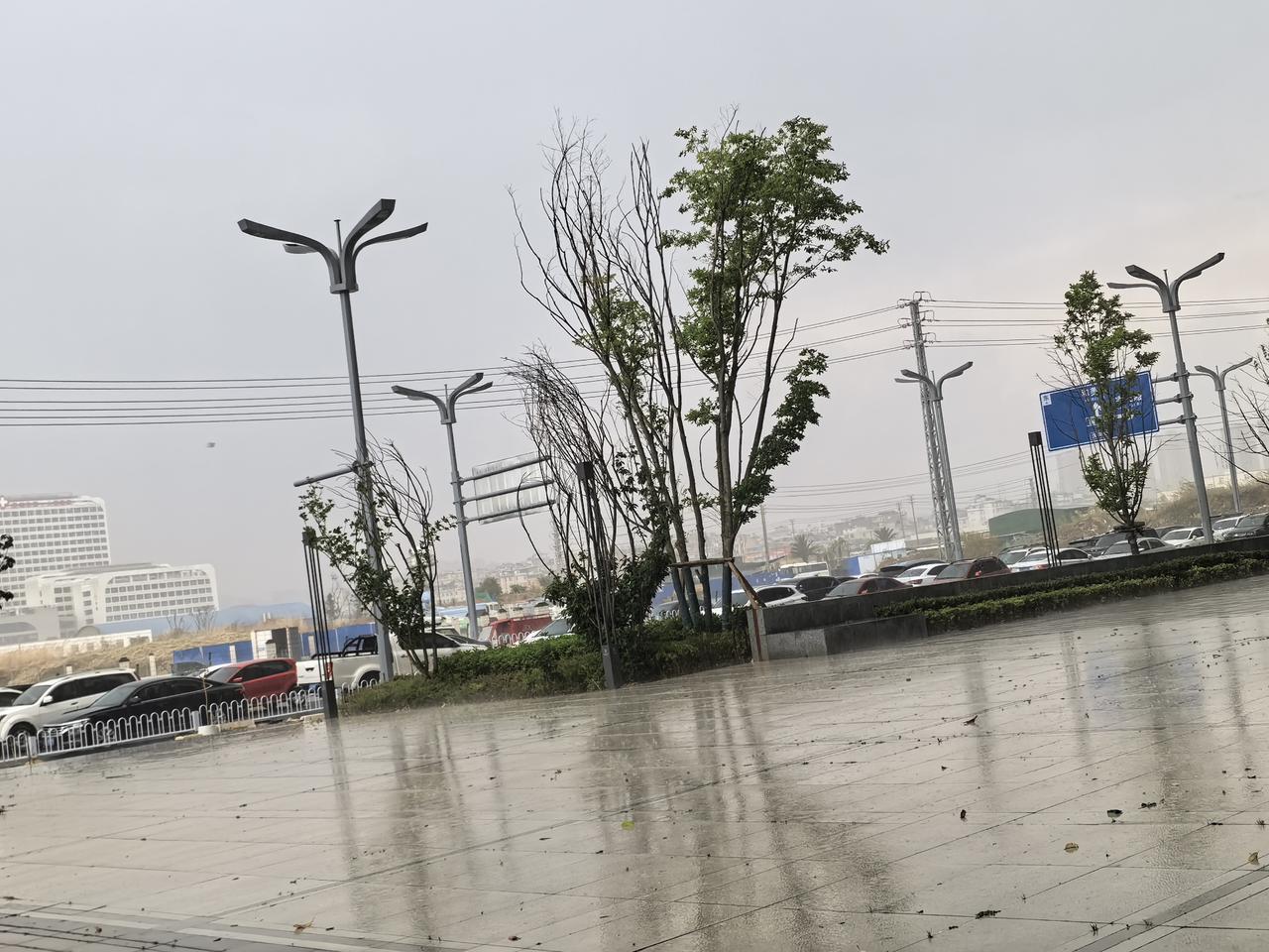 昆明今天这个雨是下着跑，风是大，雨嘛下了二十分钟不到，大家有没有被刚刚的雨淋到啊