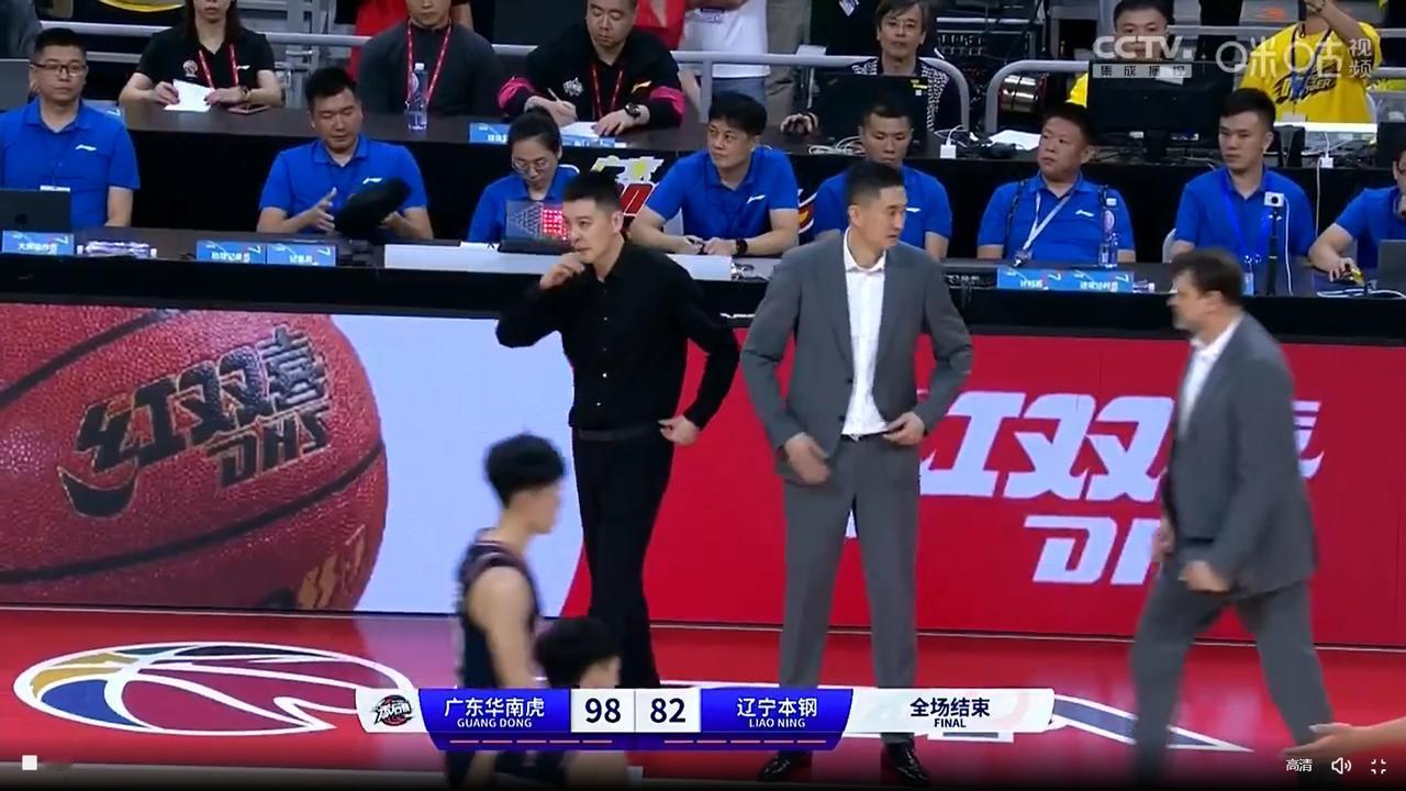 广东宏远主场大胜辽宁男篮，系列赛大比分来到2:1！
广东宏远回到主场后，全队开花
