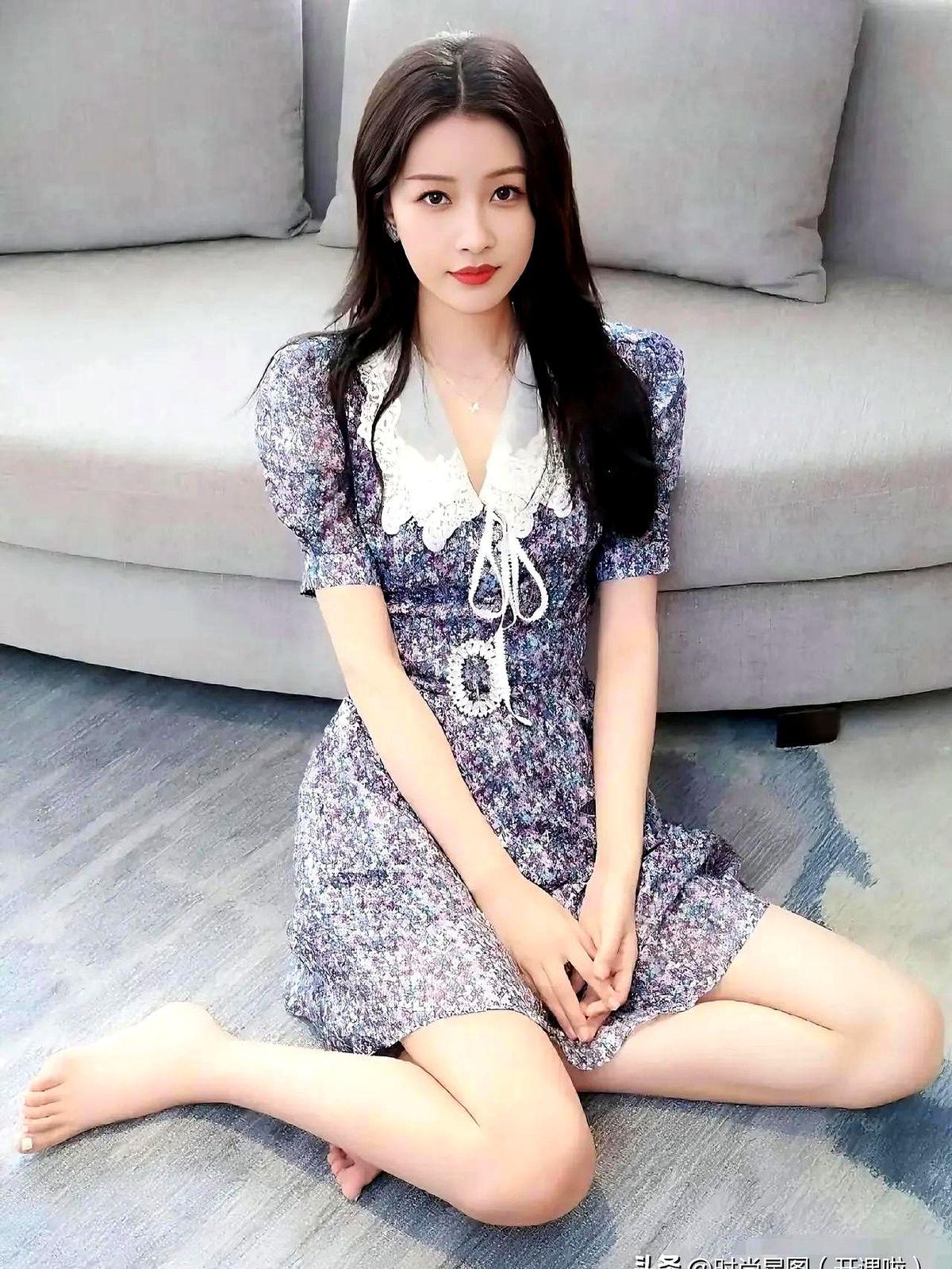 孙怡这状态，说她二十出头我都信。

一件淡紫色碎花裙，配个蕾丝娃娃领，整个人往那