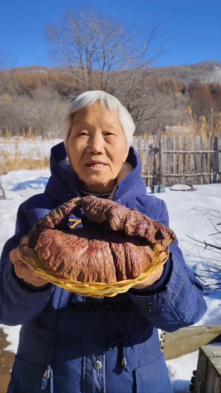 黑龙江原始大森林，白松上生长纯野生松杉灵芝。
我家是小兴安岭的主脉，原始大森林。