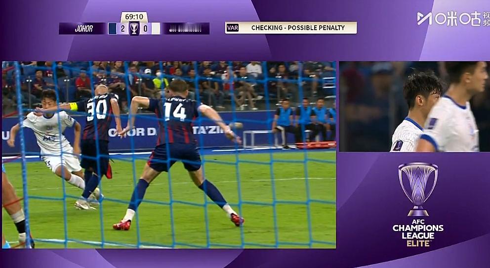 2比1！申花依靠点球扳回1球，对手禁区内绊人。
比赛踢到70分钟左右，徐皓阳带球