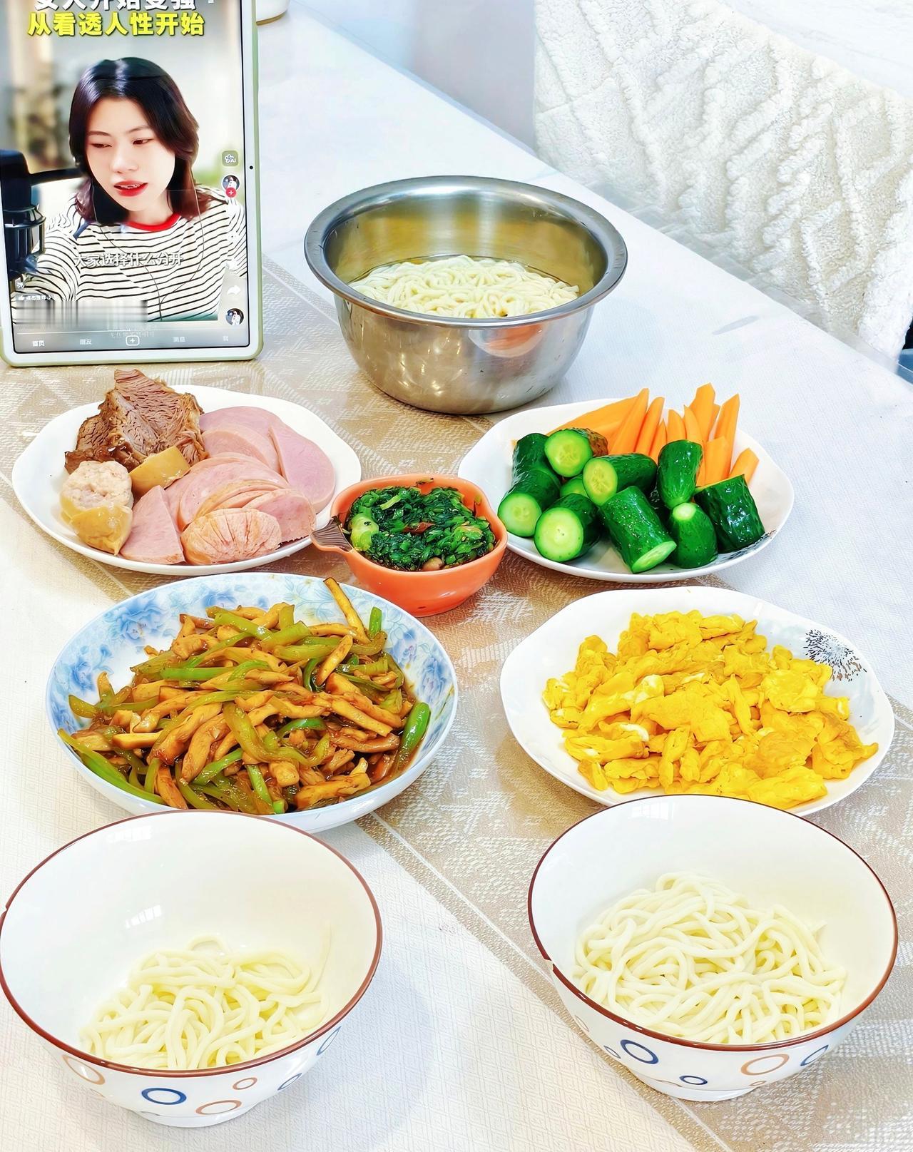新发型，新心情。
简单的家常面条，两个人吃刚刚好。✨清淡食谱 两人食 夏日日常 
