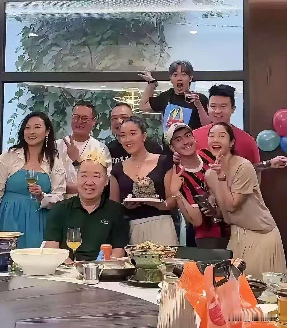 英达这下笑不出来了，不是他又离婚了，而是他办66岁寿宴，大儿子巴图没到场，2个孙