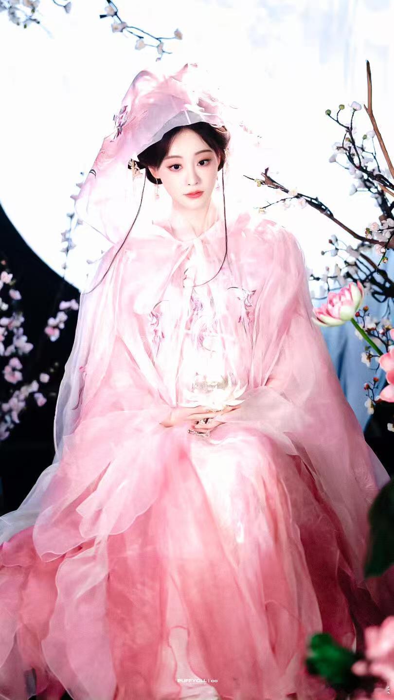 祝绪丹 月下仙人被祝绪丹月下仙人造型狠狠惊艳！粉袍配粉纱兜帽仙气灵动，月下捧莲氛