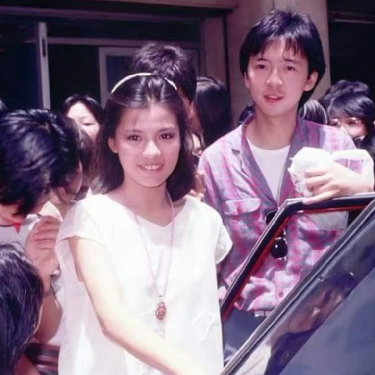 翁美玲和粉丝，一张罕见的合影，彼时83版《射雕英雄传》热播，翁美玲凭借黄蓉火遍全