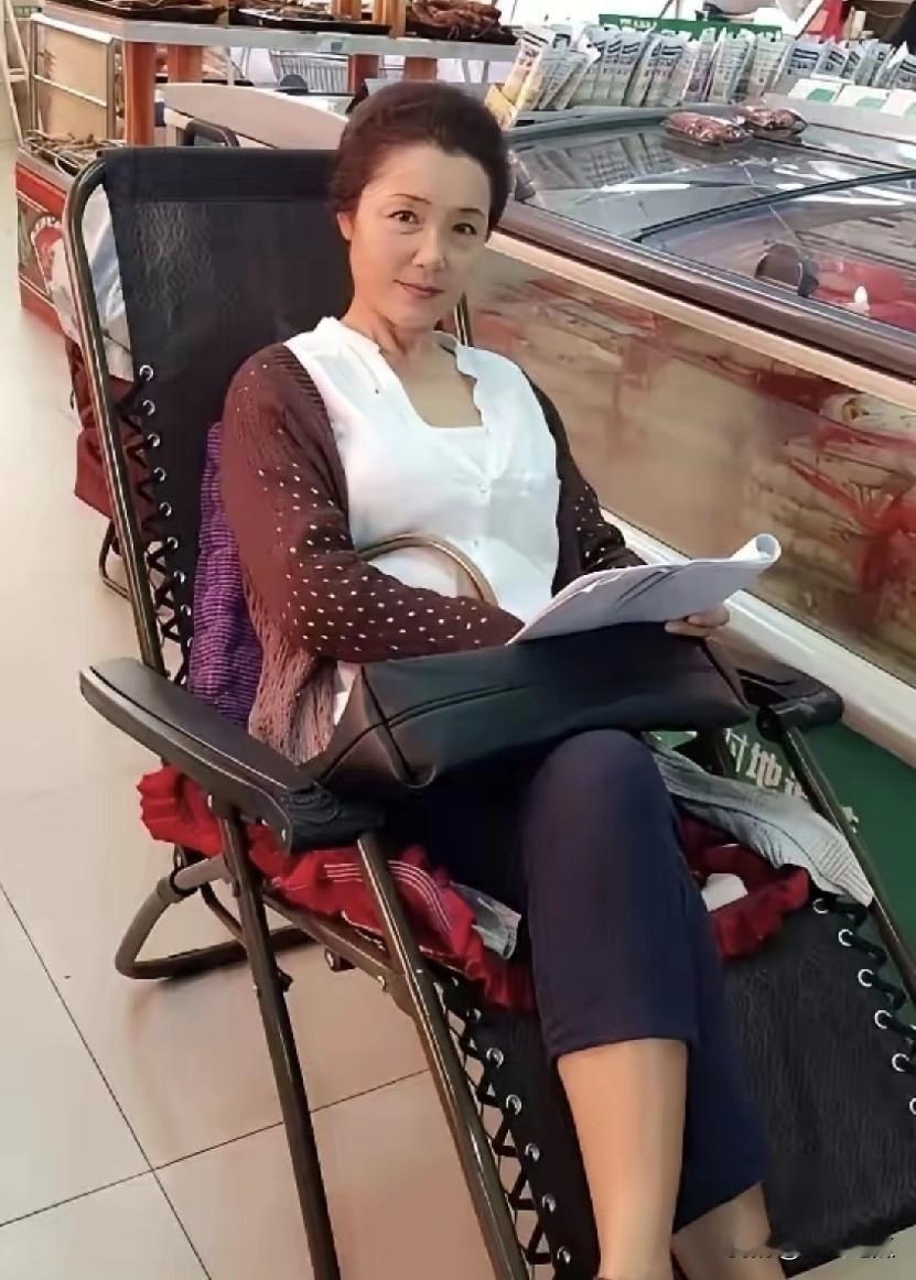 长影演员姜黎黎已然72岁，却依旧气质如兰！她脸上不见皱纹，着装宛如年轻人，身材挺