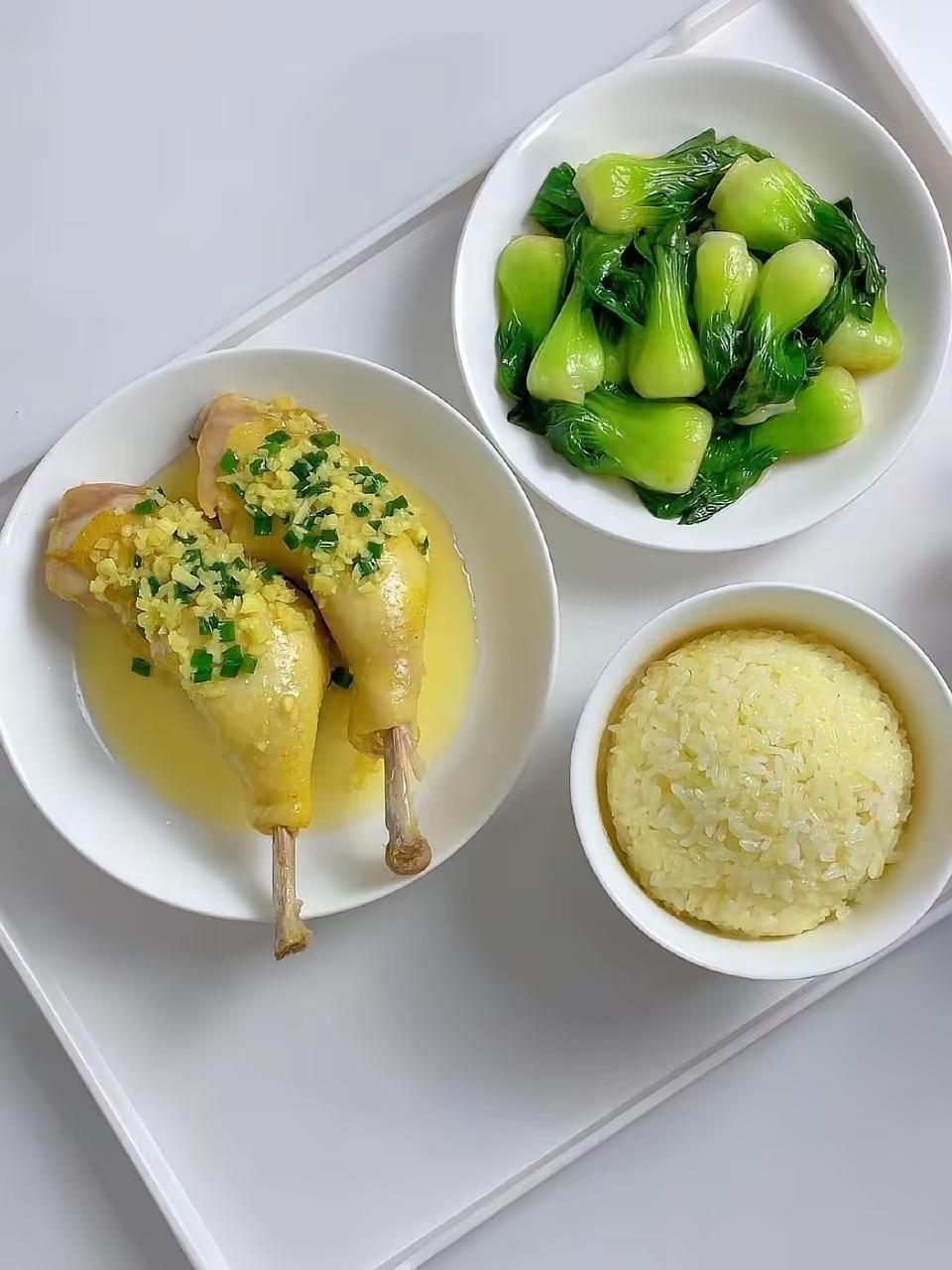 今日午餐，年终太累，加鸡腿