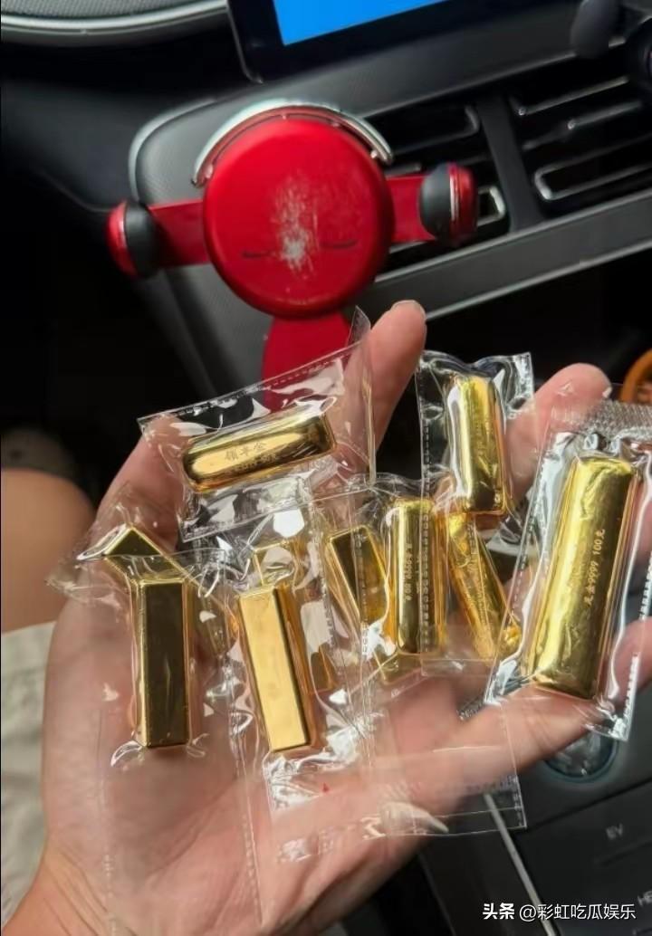 6月26日金价从871涨到了885，看着是在涨其实是阴跌，周五诱多，明天也会开启