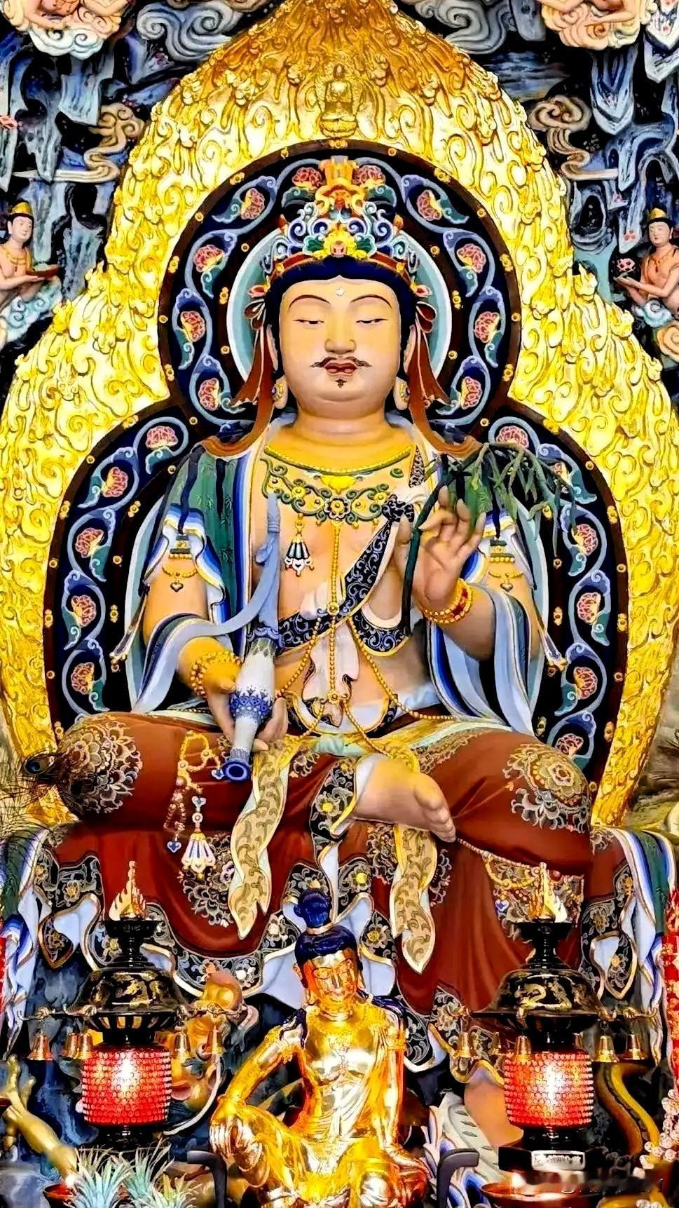 黛螺顶难得一见｜男相观音，很多游人擦肩而过
 
多数人印象里，观音皆是温婉女相，