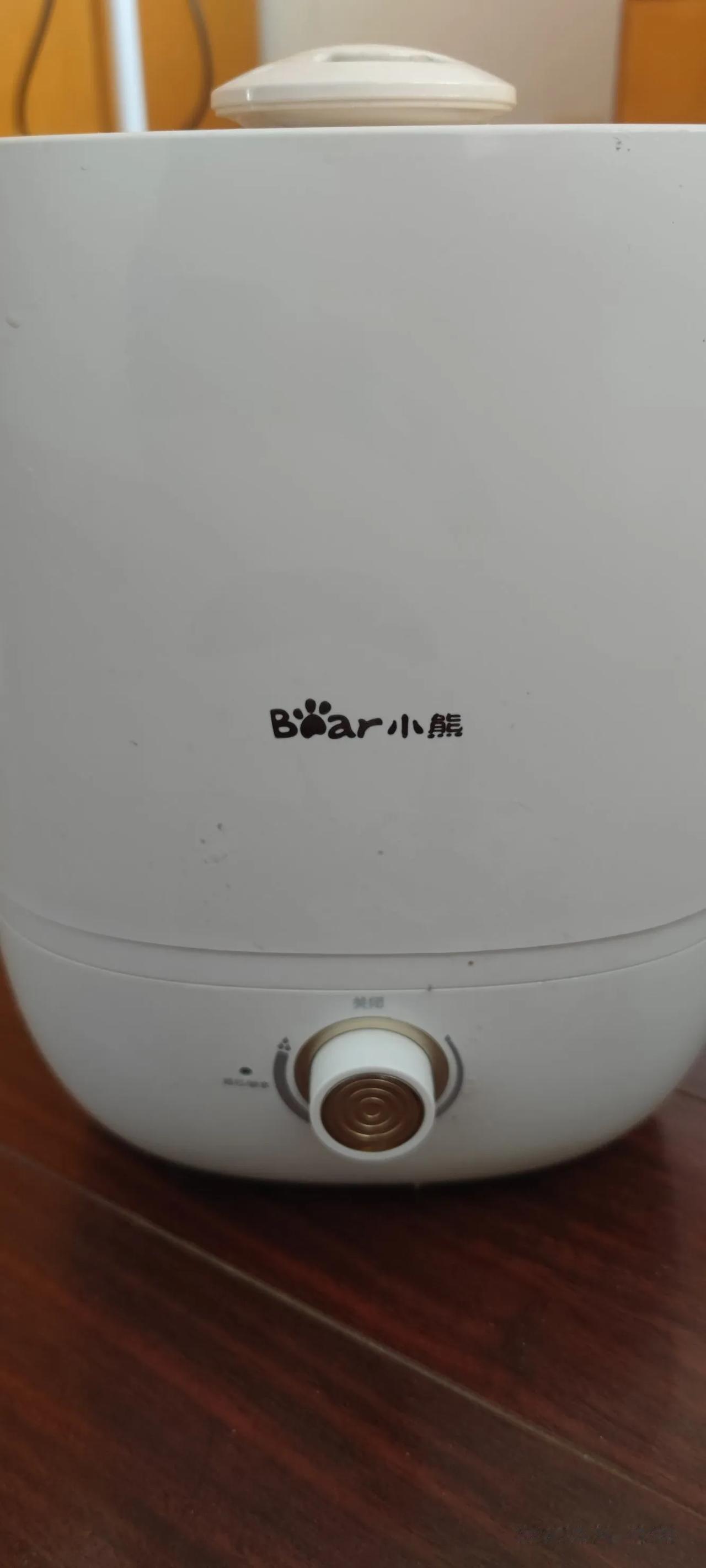 天气转冷，暖气即将上市，怎么能少的了暖气的必备神器——小熊加湿器。

   北方
