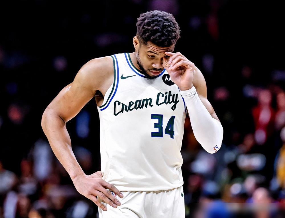 膝盖反向弯折！字母哥轰然倒地，你以为是自己没站稳？他咬着牙说：背后有人推我。