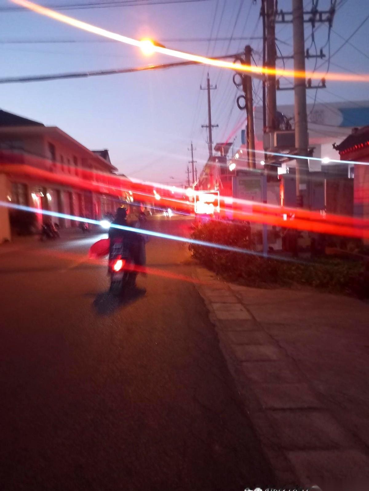 我跟你说，昨晚不对劲。
我这加油站，半夜三更排大队，从奔驰大G到五菱宏光，跟赶集