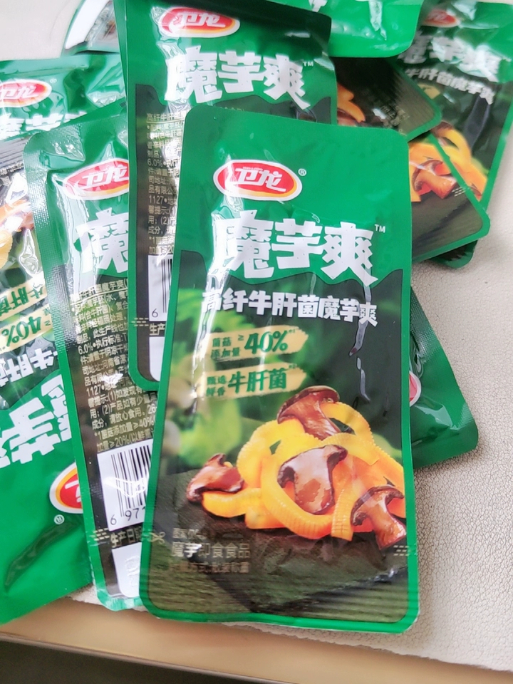 追《一饭封神2》居然被一个广告种草了😂定睛一看，魔芋爽怎么悄悄出了个牛肝菌味？