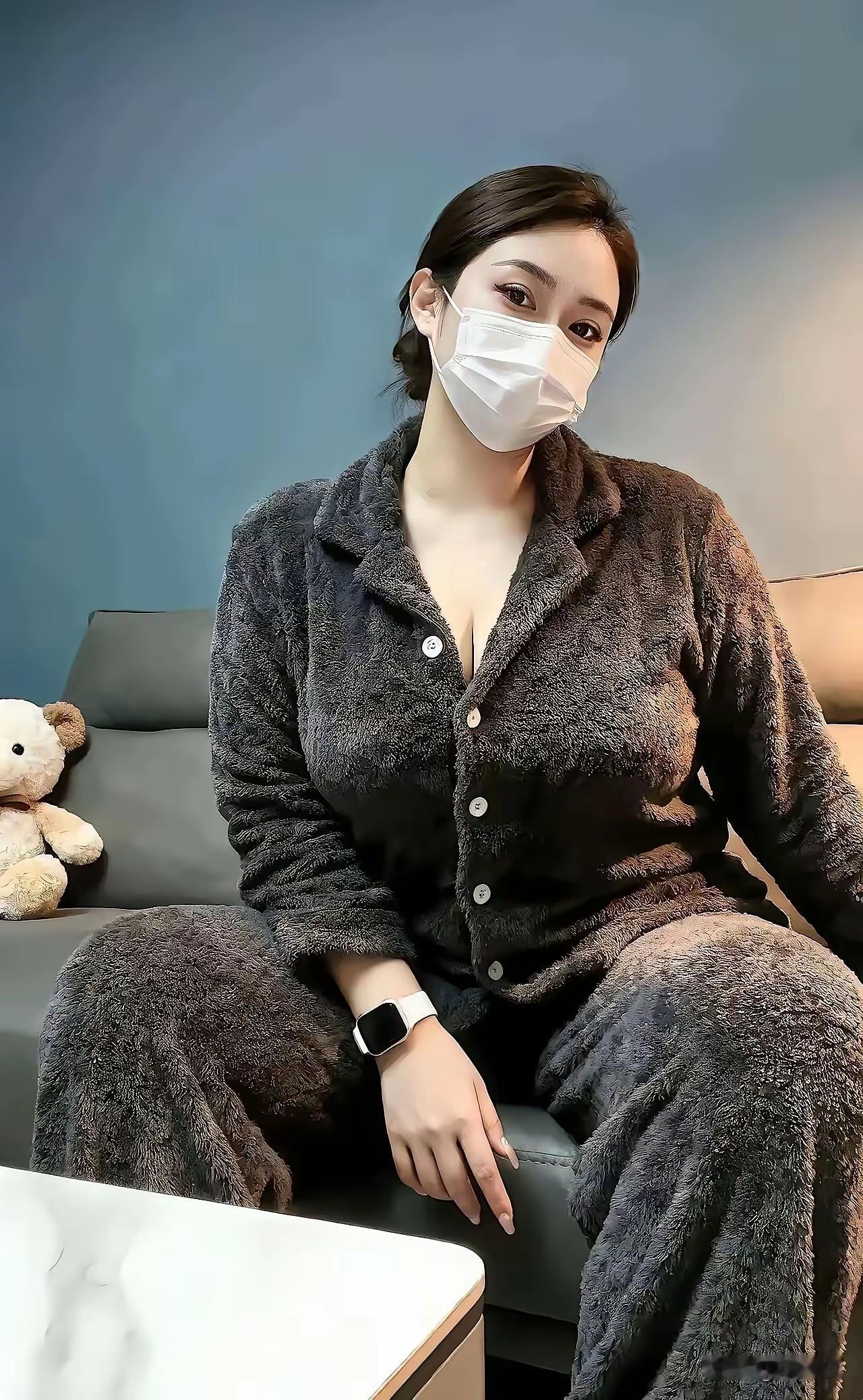 从来没见过，穿睡衣居然也能穿这么漂亮，性感。
原来漂亮大气的女人，穿什么都好看。