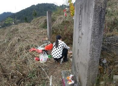 2006年，广西一女子给丈夫上坟的时候，竟然听到坟里传出丈夫的呼喊声，女子壮着胆