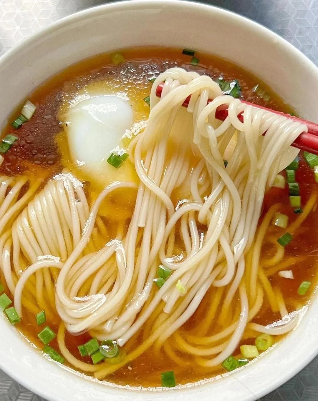 要是你老公不想吃饭，那就试试这个阳春面！
做法：
1、碗中倒一点水打入鸡蛋（水开